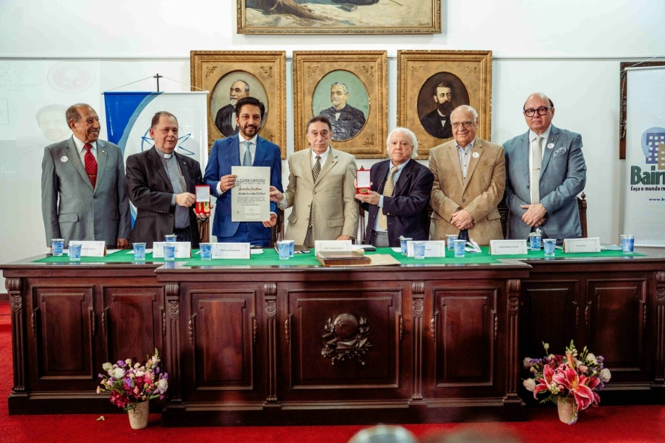 ✨ Instituto Bairro Vivo, Viva o Centro e Instituto Histórico e Geográfico Homenageiam Prefeito por Ações no Centro Histórico