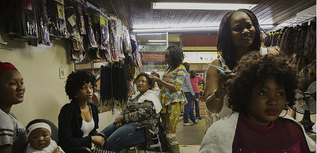 Imigrantes mudam o perfil do centro com lojas e restaurantes