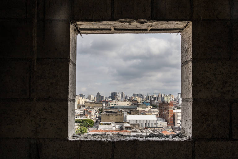 A Sapsaree puppy stands in its cage in Gyeongsan October 29, 2010.Sapsarees, shaggy-haired dogs long valued for their loyalty, werekilled in large numbers by the Japanese military during the period ofJapanese colonial rule, but have since made a comeback thanks to HaJi-Hong, a U.S.-educated geneticist who combined traditional breedingwith advances in modern DNA technology. Photo taken October 29, 2010.To match Reuters Life! KOREA DOG/SAVED REUTERS/Hyungwon Kang (SOUTHKOREA - Tags: SOCIETY ANIMALS)