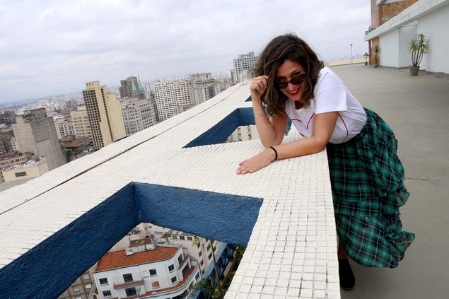 A empres�ria Fernanda Carvalho na cobertura do pr�dio em que mora, na Bela Vista