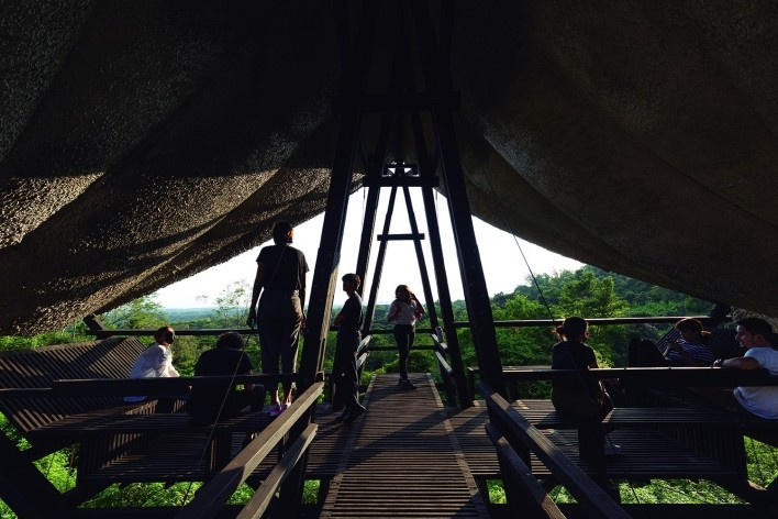 Mirador Aula, Bosque Protector Cerro Blanco, Guayaquil, Ecuador, 2022. Arquitectos David Barragán, Pascual Gangotena, Maríaluisa Borja y Esteban Benavides (autores) / Al Borde<br />Foto/photo Jag Studio 