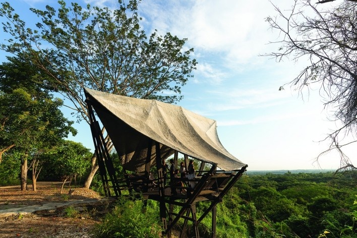 Mirador Aula, Bosque Protector Cerro Blanco, Guayaquil, Ecuador, 2022. Arquitectos David Barragán, Pascual Gangotena, Maríaluisa Borja y Esteban Benavides (autores) / Al Borde<br />Foto/photo Jag Studio 