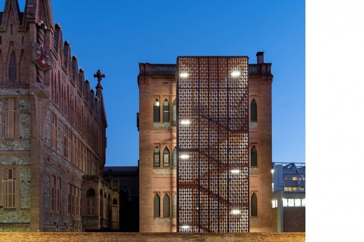 Escada de evacuação na área protegida Teresianas Ganduxer, Barcelona, Espanha, 2022. Arquitetos Felipe Pich-Aguilera, Teresa Batlle e Ute Müncheberg / Picharchitects / Pich-Aguilera<br />Foto/photo Simão Garcia 