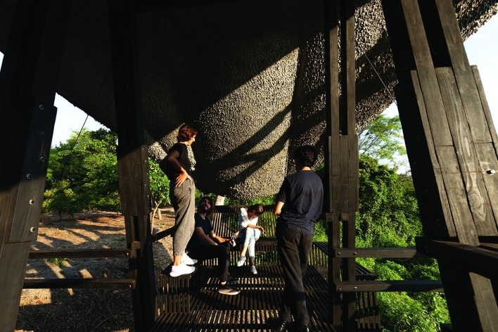 Mirador Aula, Bosque Protector Cerro Blanco, Guayaquil, Ecuador, 2022. Arquitectos David Barragán, Pascual Gangotena, Maríaluisa Borja y Esteban Benavides (autores) / Al Borde<br />Foto/photo Jag Studio 