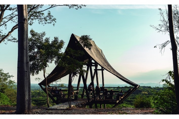 Mirador Aula, Bosque Protector Cerro Blanco, Guayaquil, Ecuador, 2022. Arquitectos David Barragán, Pascual Gangotena, Maríaluisa Borja y Esteban Benavides (autores) / Al Borde<br />Foto/photo Jag Studio 