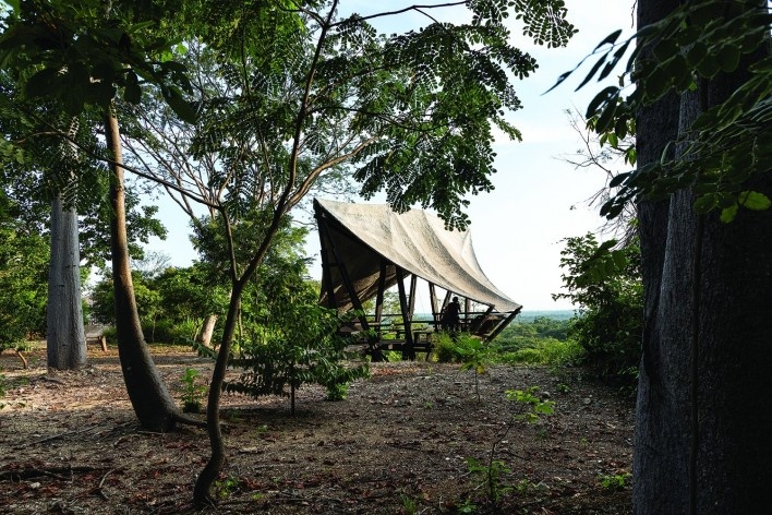 Mirador Aula, Bosque Protector Cerro Blanco, Guayaquil, Ecuador, 2022. Arquitectos David Barragán, Pascual Gangotena, Maríaluisa Borja y Esteban Benavides (autores) / Al Borde<br />Foto/photo Jag Studio 