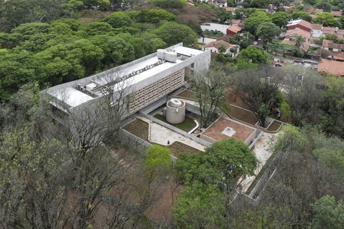 Casa Pastoral Monseñor Juan Sinforiano Bogarín — Conferencia Episcopal Paraguaya, Asunción, Paraguay, 2020. Arquitectos Nicolás Berger, Giacomo Favilli y Sergio Ruggeri (autores)<br />Foto Federico Cairoli 