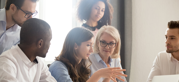 Reunião de equipe com seis pessoas debatendo ideias
