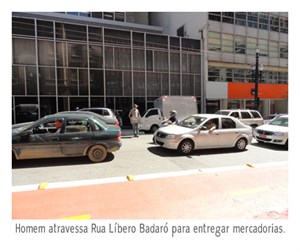 Homem Transporta Mercadorias Entre Os Veículos